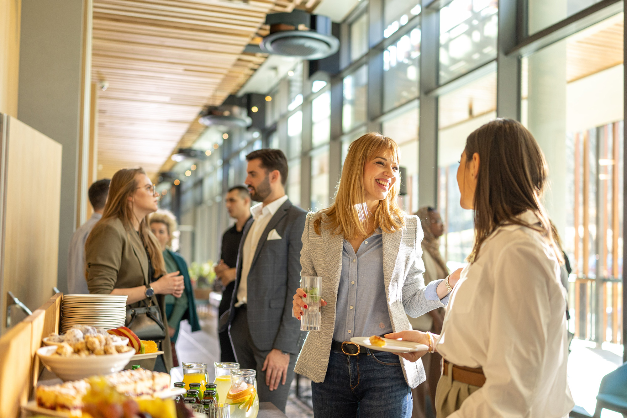 Två kvinnor socialiserar sig på en brunch